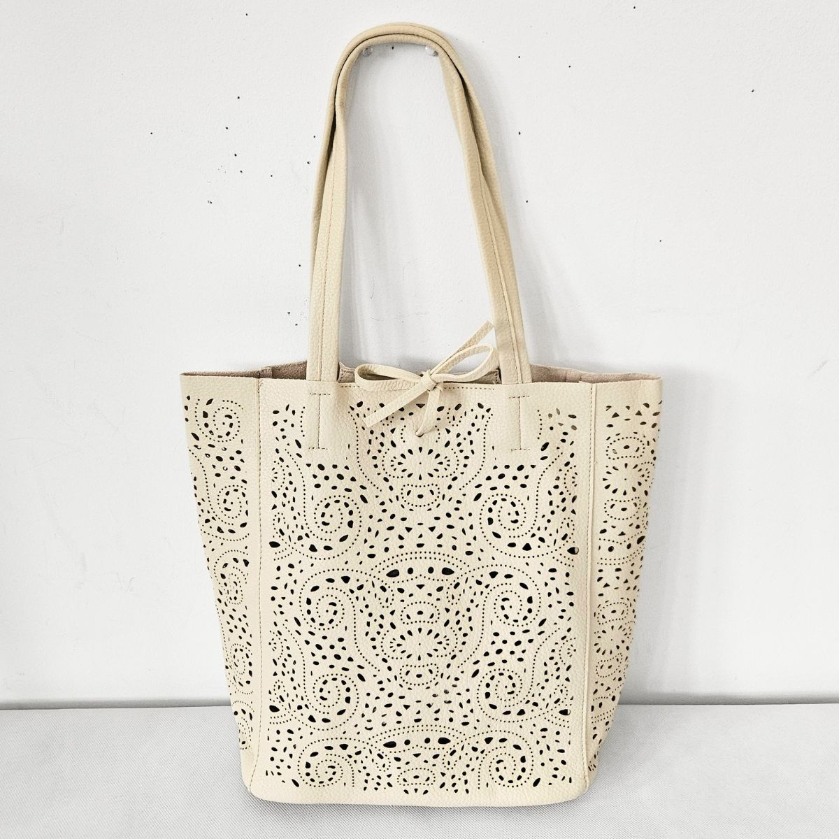 Perforovaná béžová kabelka OMEGA