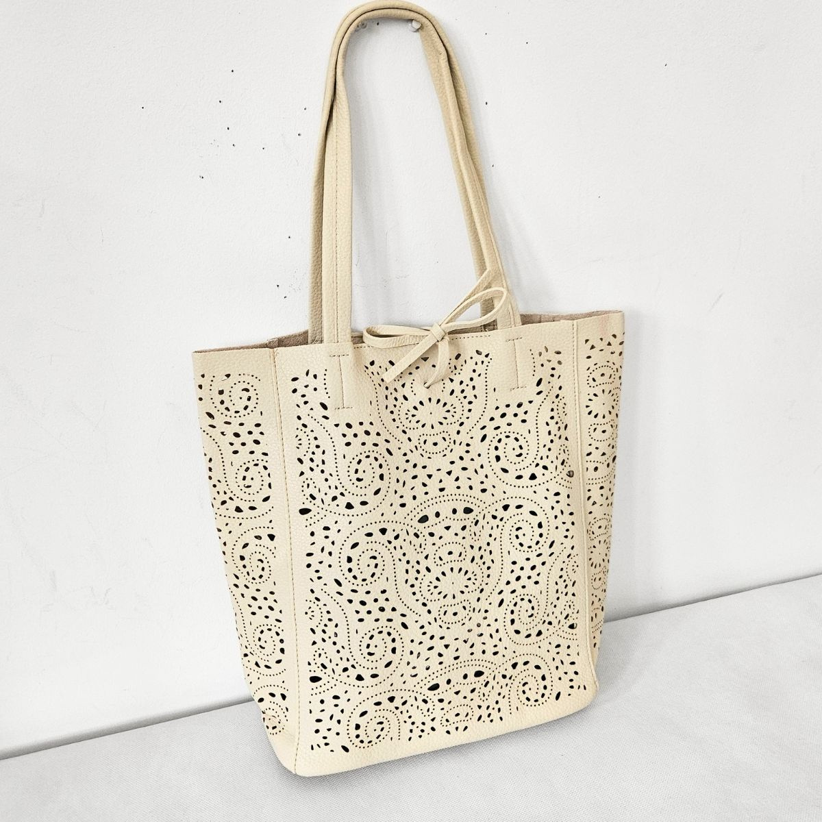 Perforovaná béžová kabelka OMEGA