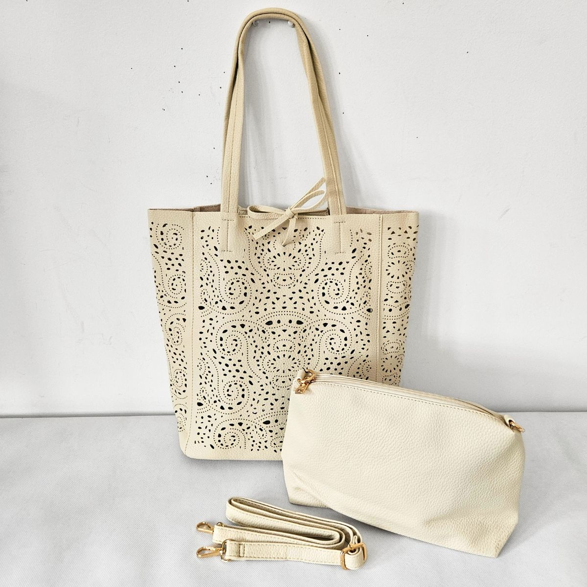 Perforovaná béžová kabelka OMEGA
