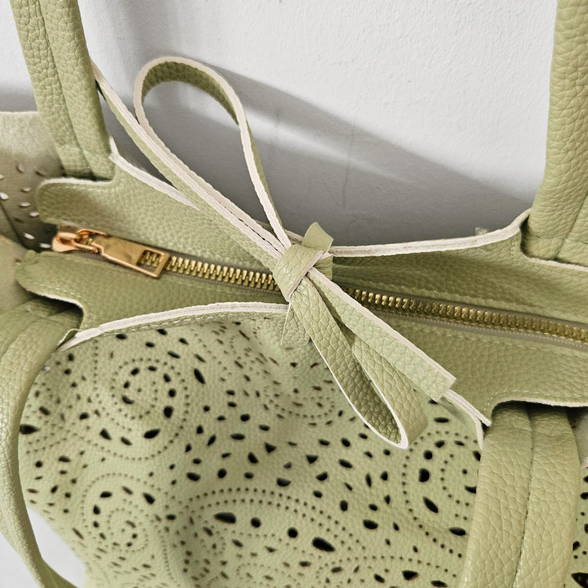 Perforovaná zelená kabelka OMEGA