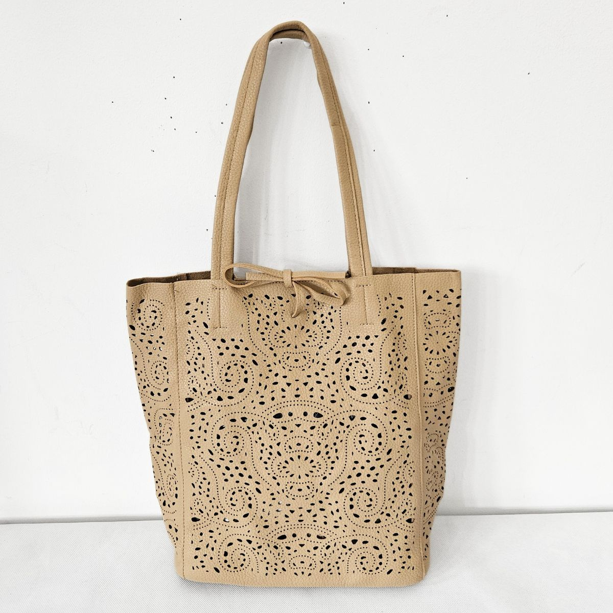 Perforovaná tmavo béžová kabelka OMEGA