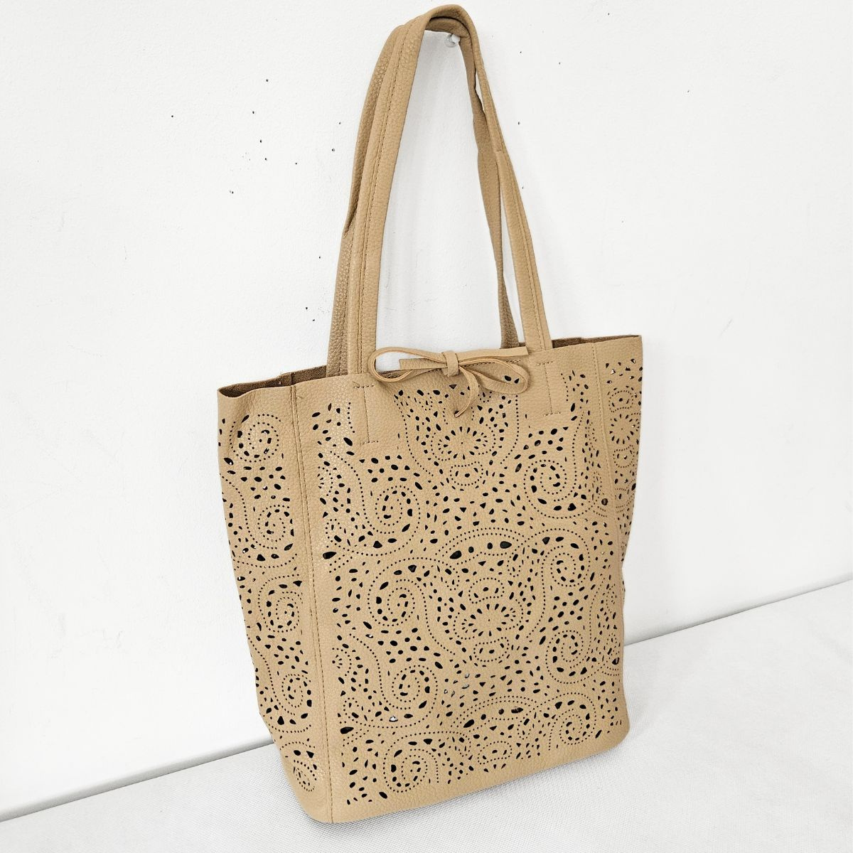 Perforovaná tmavobéžová kabelka OMEGA