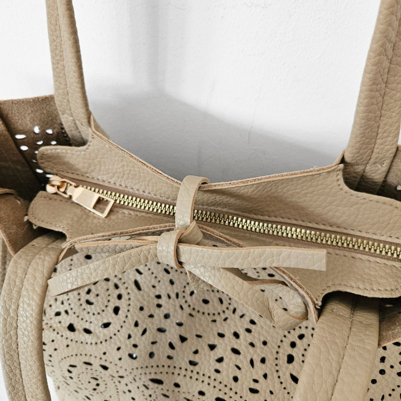 Perforovaná tmavobéžová kabelka OMEGA