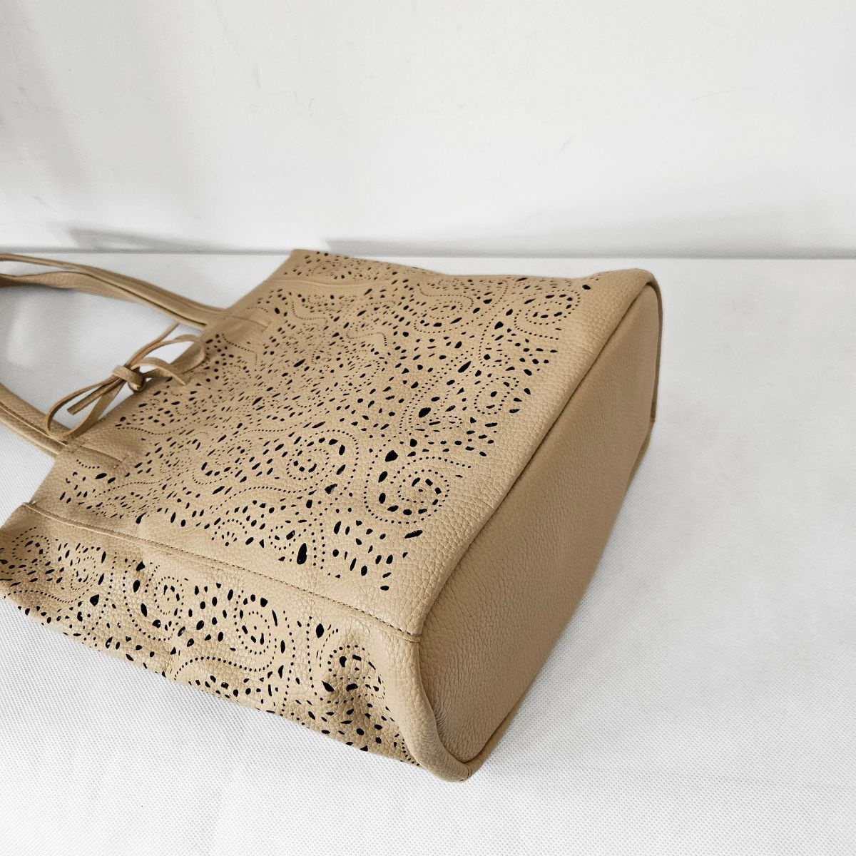 Perforovaná tmavobéžová kabelka OMEGA