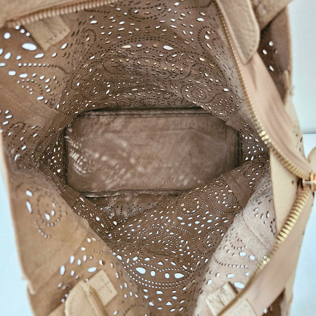 Perforovaná tmavobéžová kabelka OMEGA