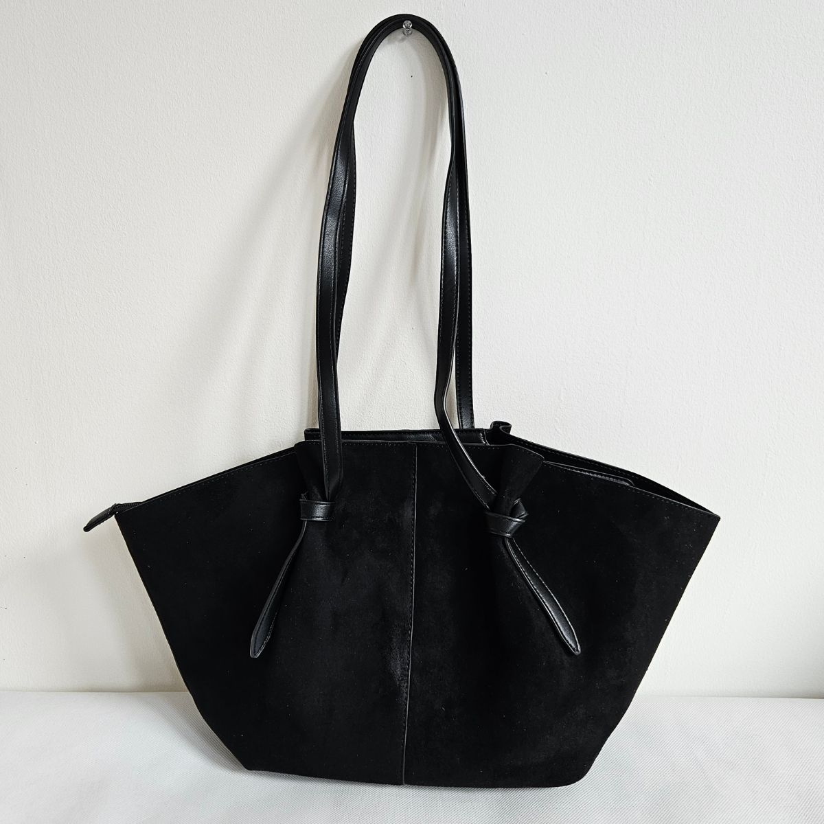 Čierna eko-semišová kabelka na rameno MIRA - priestranná