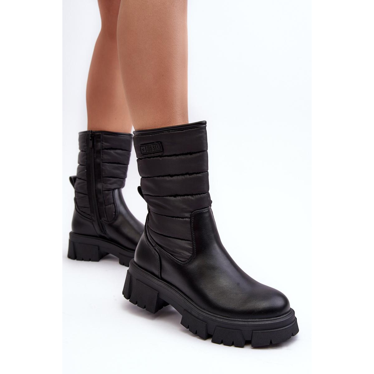 Snehové topánky izolované čiernou veľkou hviezdou MM274068