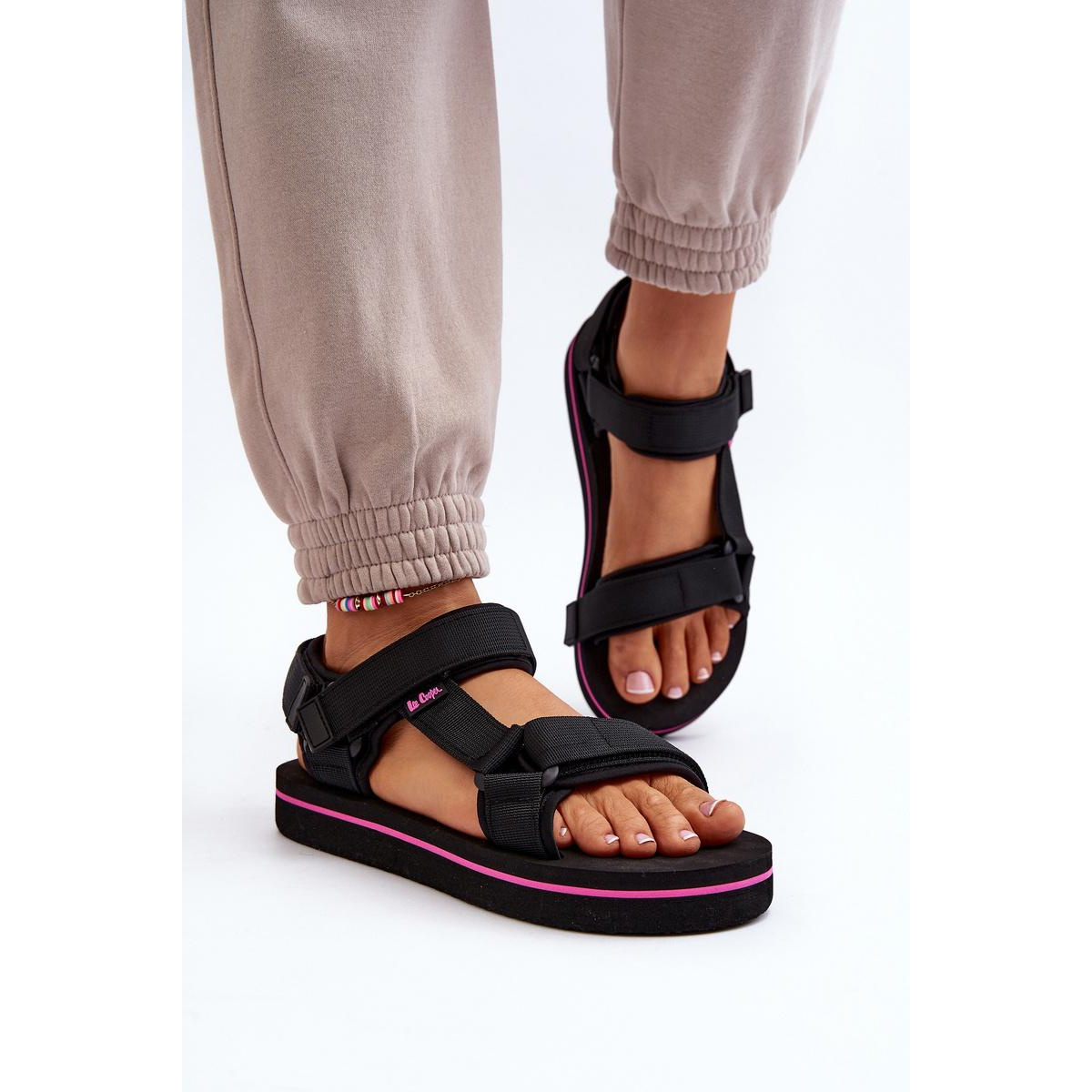Dámske sandále na platforme Lee Cooper LCW-24-05-2751L Čierne - Čierna
