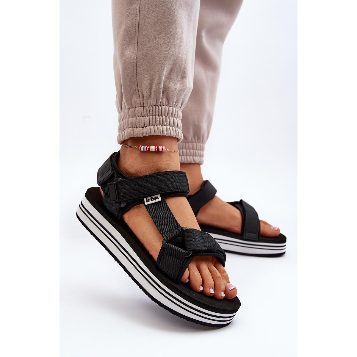Dámske sandále na platforme Lee Cooper LCW-24-05-2753L Čierne - Čierna
