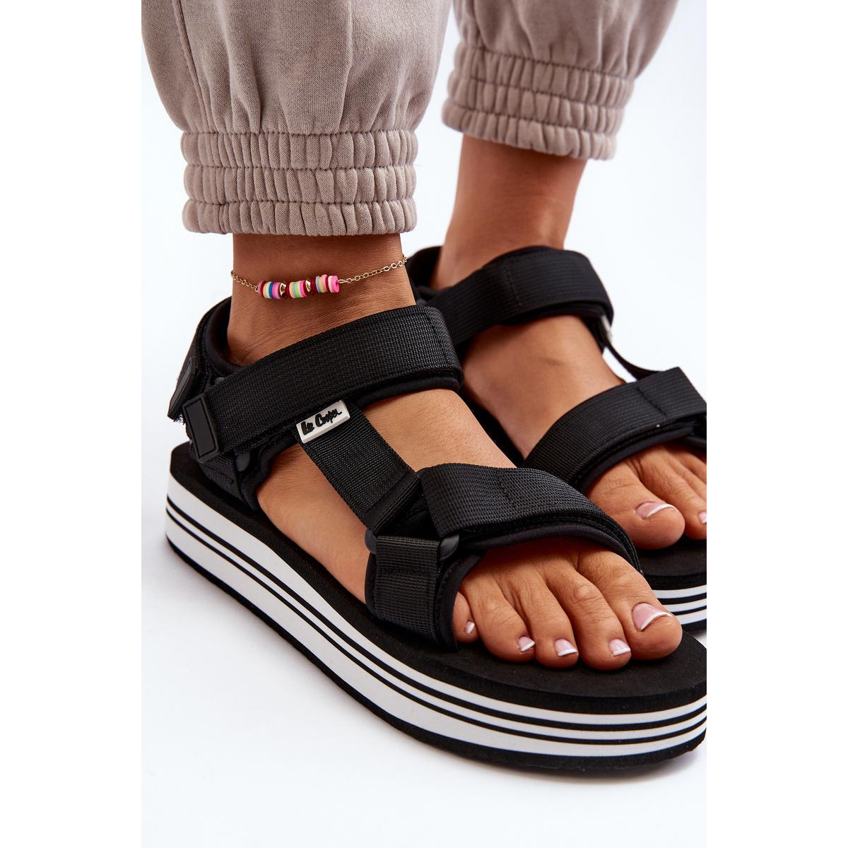 Dámske sandále na platforme Lee Cooper LCW-24-05-2753L Čierne - Čierna