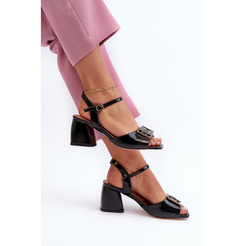 Elegantné lakované sandále na opätku s ozdobou Čierne D&A MR38-202