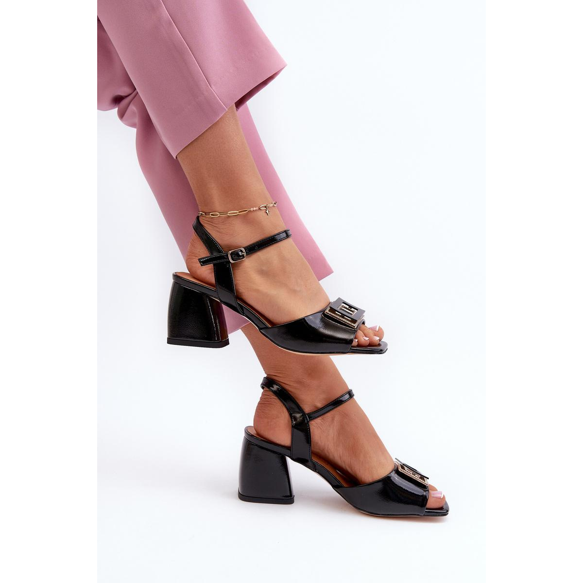 Elegantné lakované sandále na opätku s ozdobou Čierne D&A MR38-202