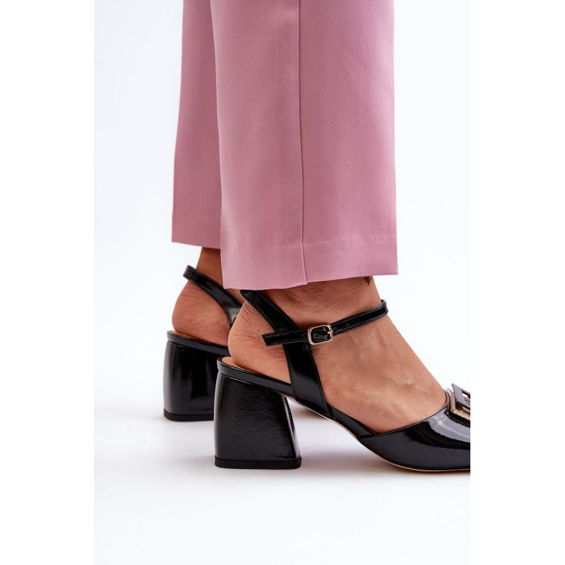 Elegantné lakované sandále na opätku s ozdobou Čierne D&A MR38-202