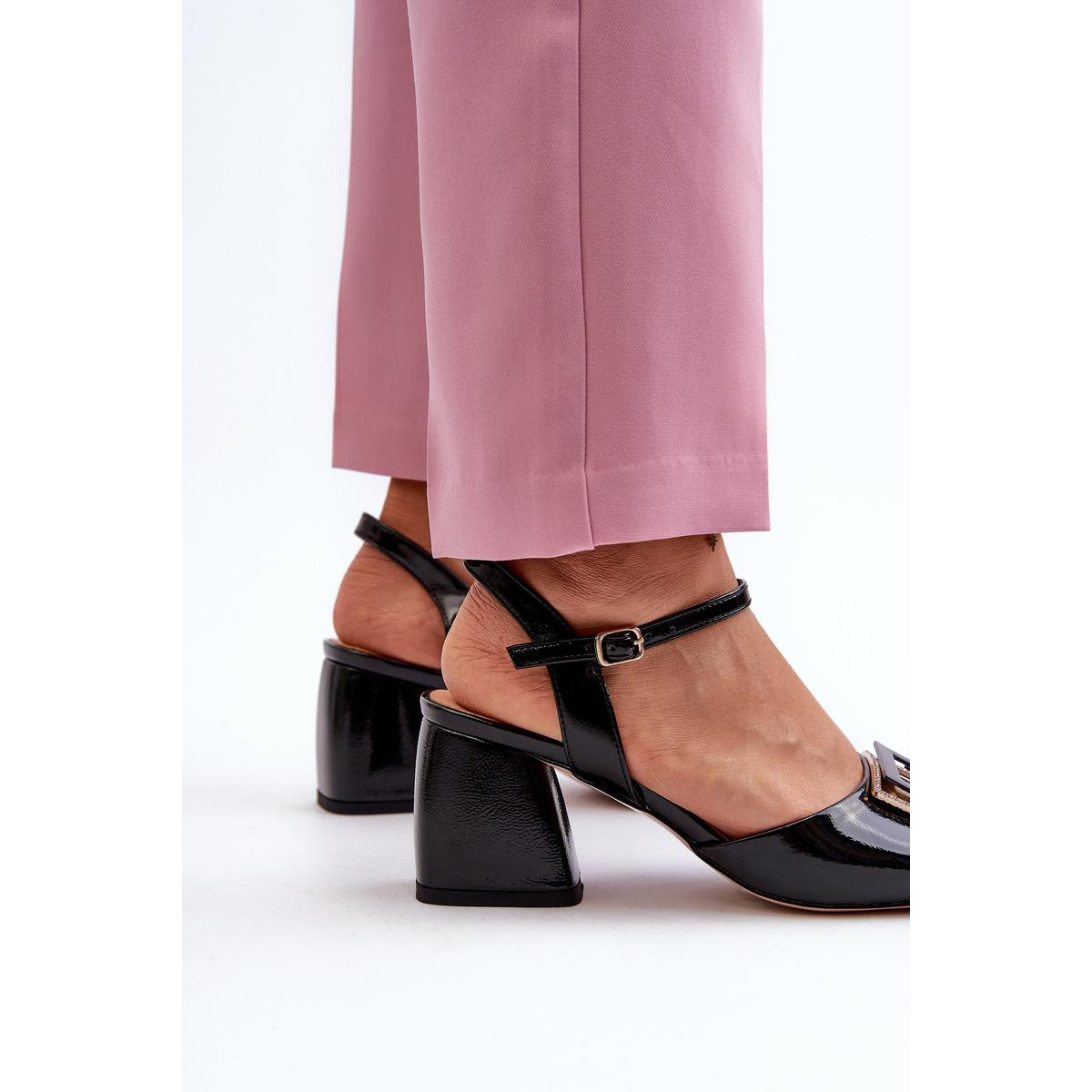 Elegantné lakované sandále na opätku s ozdobou Čierne D&A MR38-202