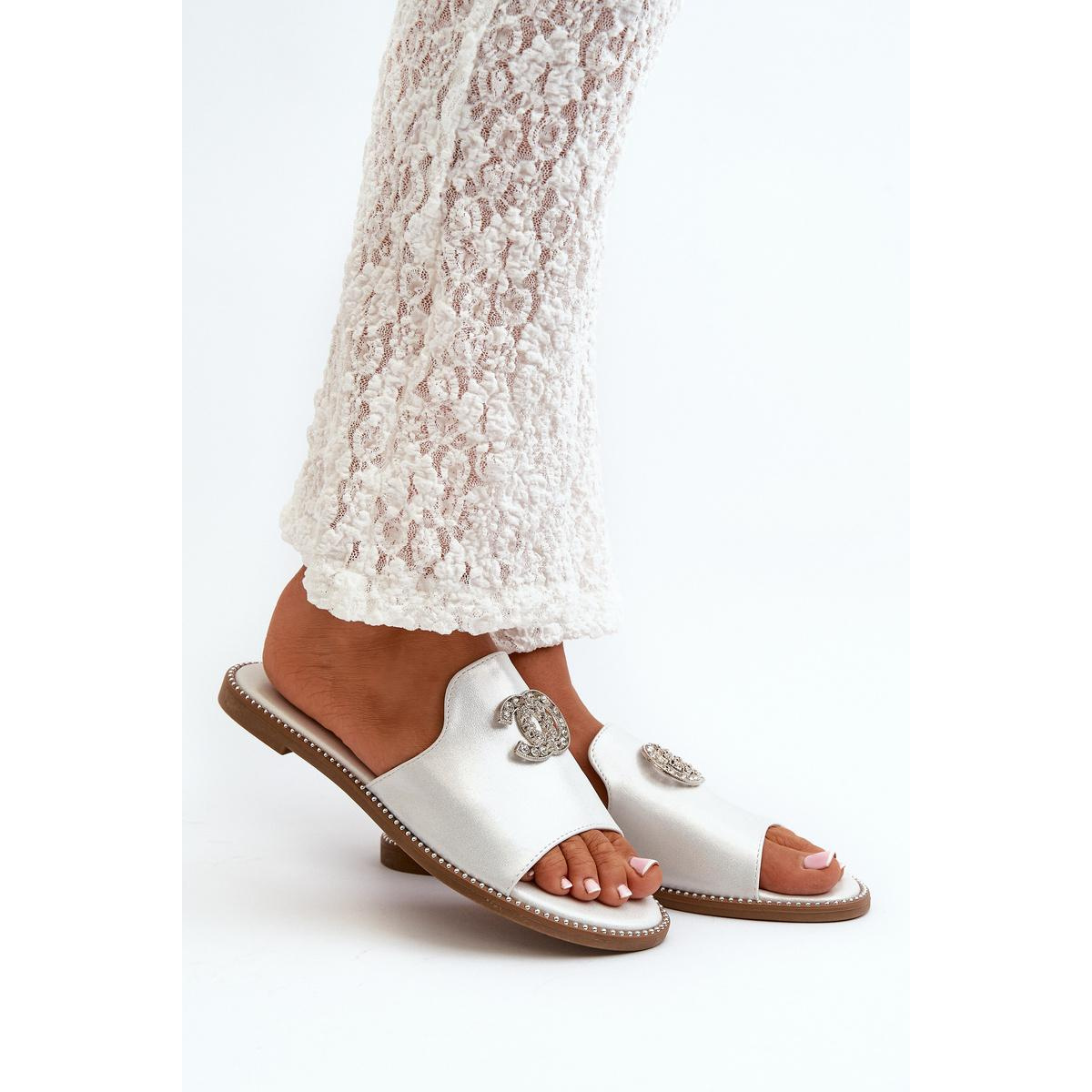 Elegantné Dámske Lesklé Papuče S Ozdobou S.Barski KV27-050 Strieborné - Srebrny
