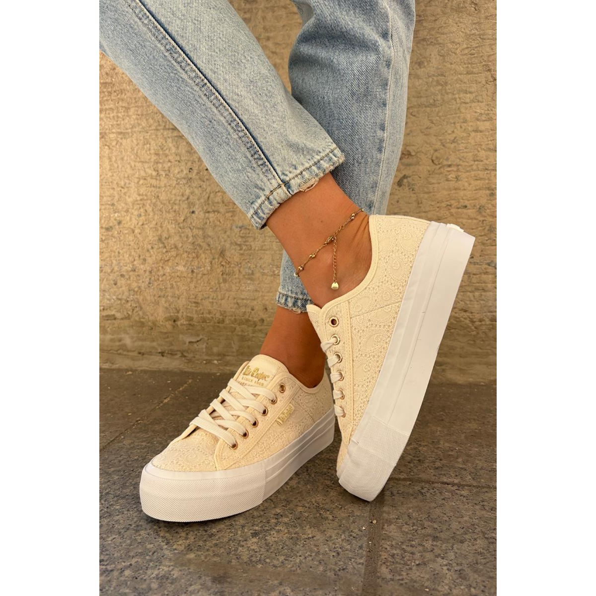 Dámske Tenisky S Čipkou Lee Cooper LCW-25-31-3440L Béžové - Béžová
