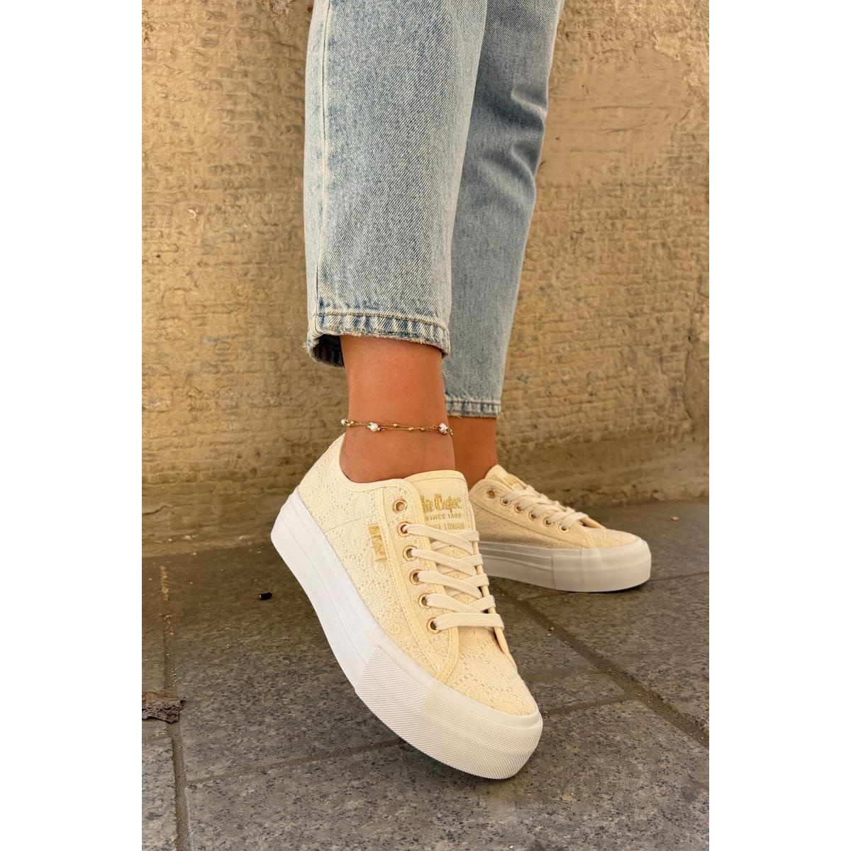 Dámske Tenisky S Čipkou Lee Cooper LCW-25-31-3440L Béžové - Béžová