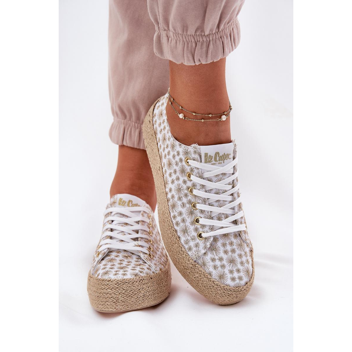 Vzorkované Dámske Tenisky Na Platforme S Pletením Lee Cooper LCW-25-08-3648L Bielo-Zlaté - Biela || Zlatá
