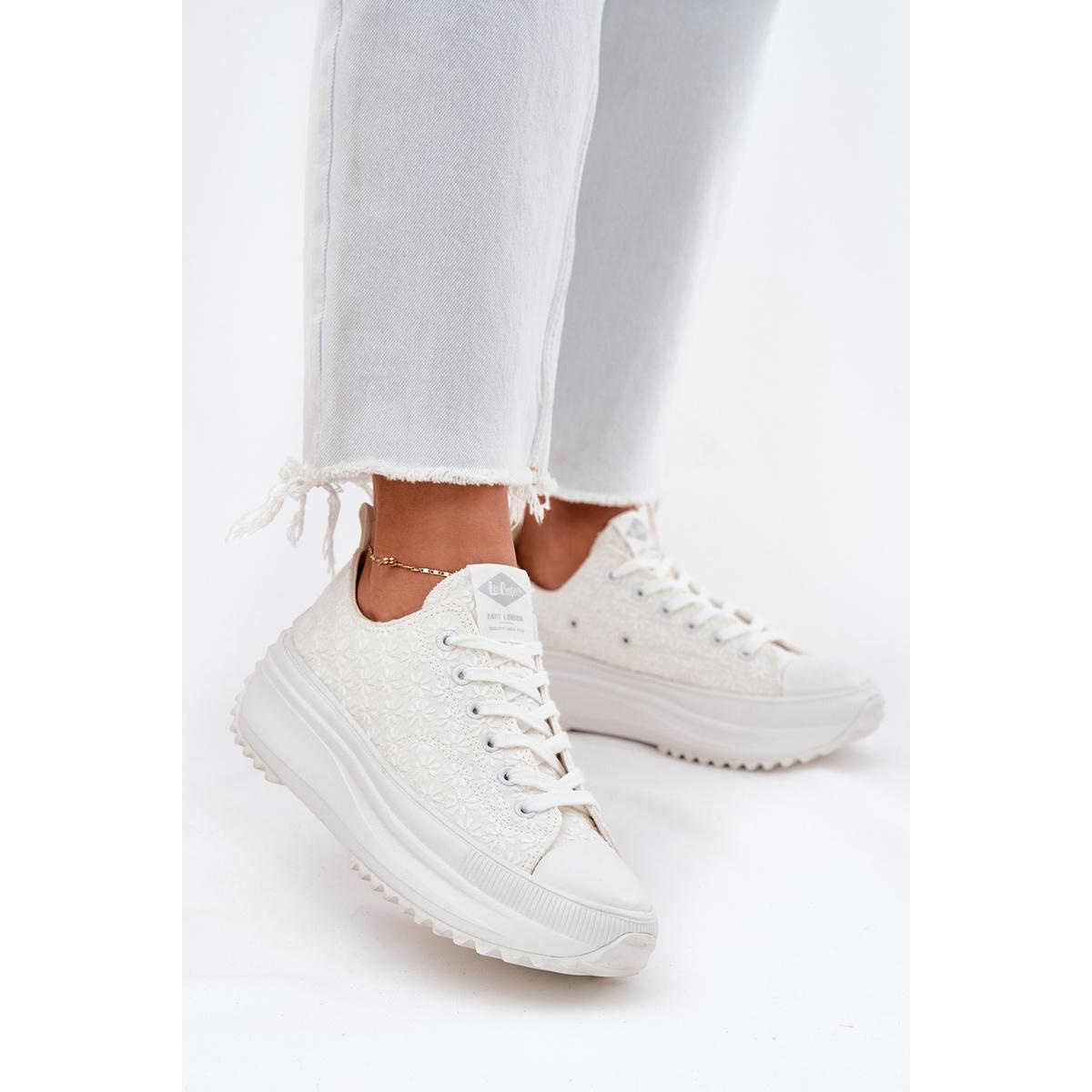 Dámske Tenisky S Vyšívaním Na Platforme Lee Cooper LCW-25-31-3465L Biele