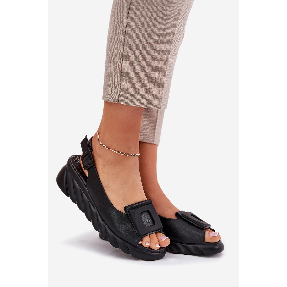 Dámske kožené sandále na klinu s ozdobou Artiker Čierne 56C2156 - Čierna