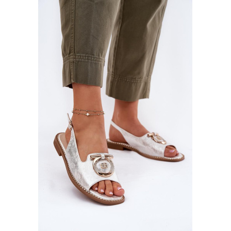 Elegantné sandále s ozdobou na plochom podpätku S.Barski KV51-003 strieborné - Srebrny