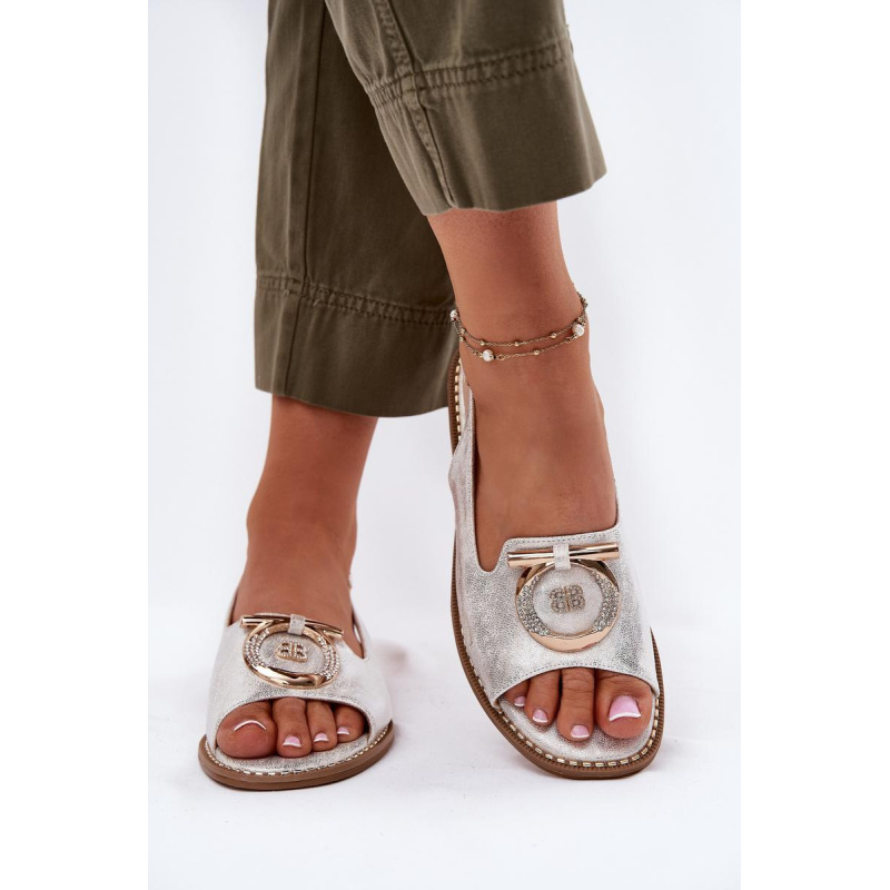 Elegantné sandále s ozdobou na plochom podpätku S.Barski KV51-003 strieborné - Srebrny