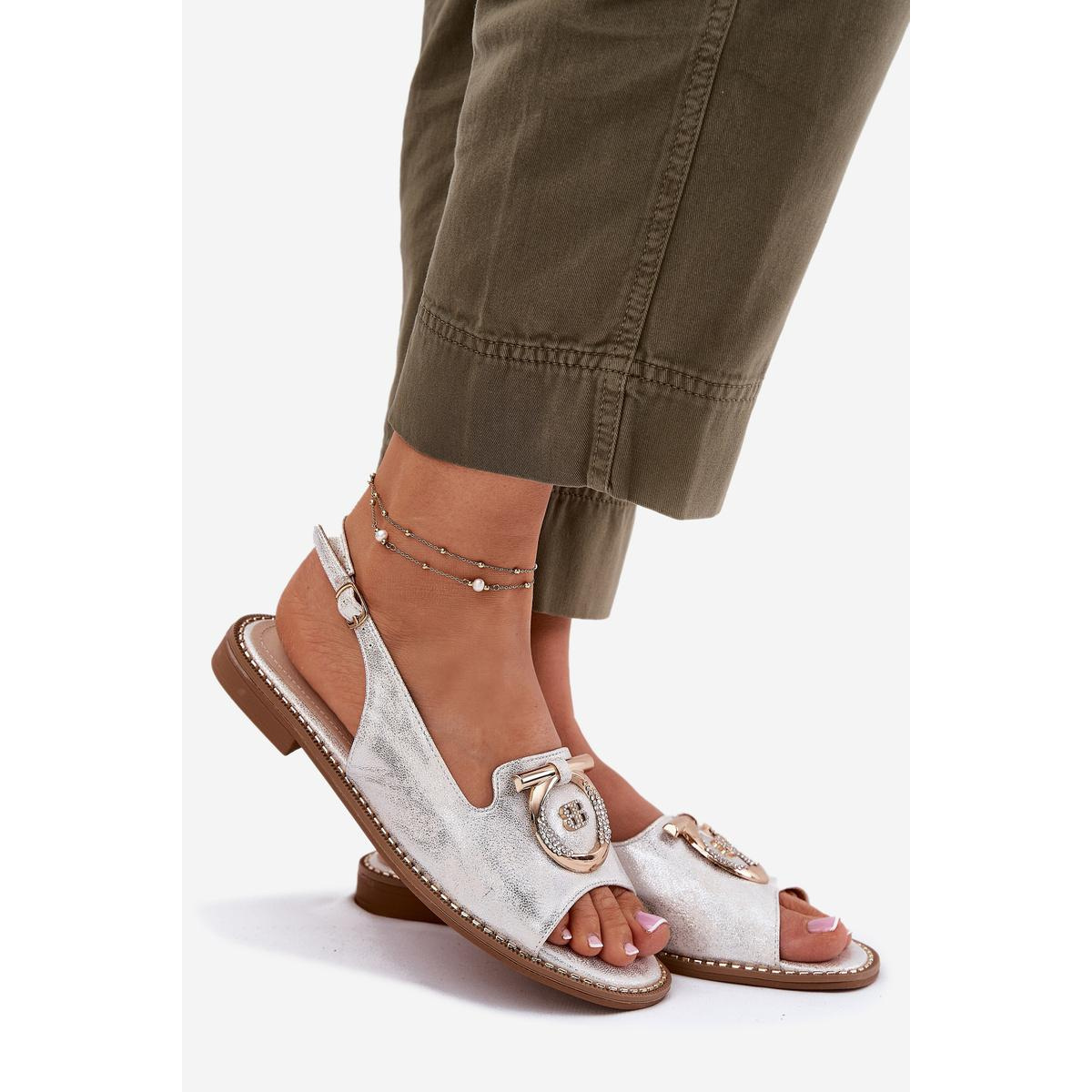 Elegantné sandále s ozdobou na plochom podpätku S.Barski KV51-003 strieborné - Srebrny