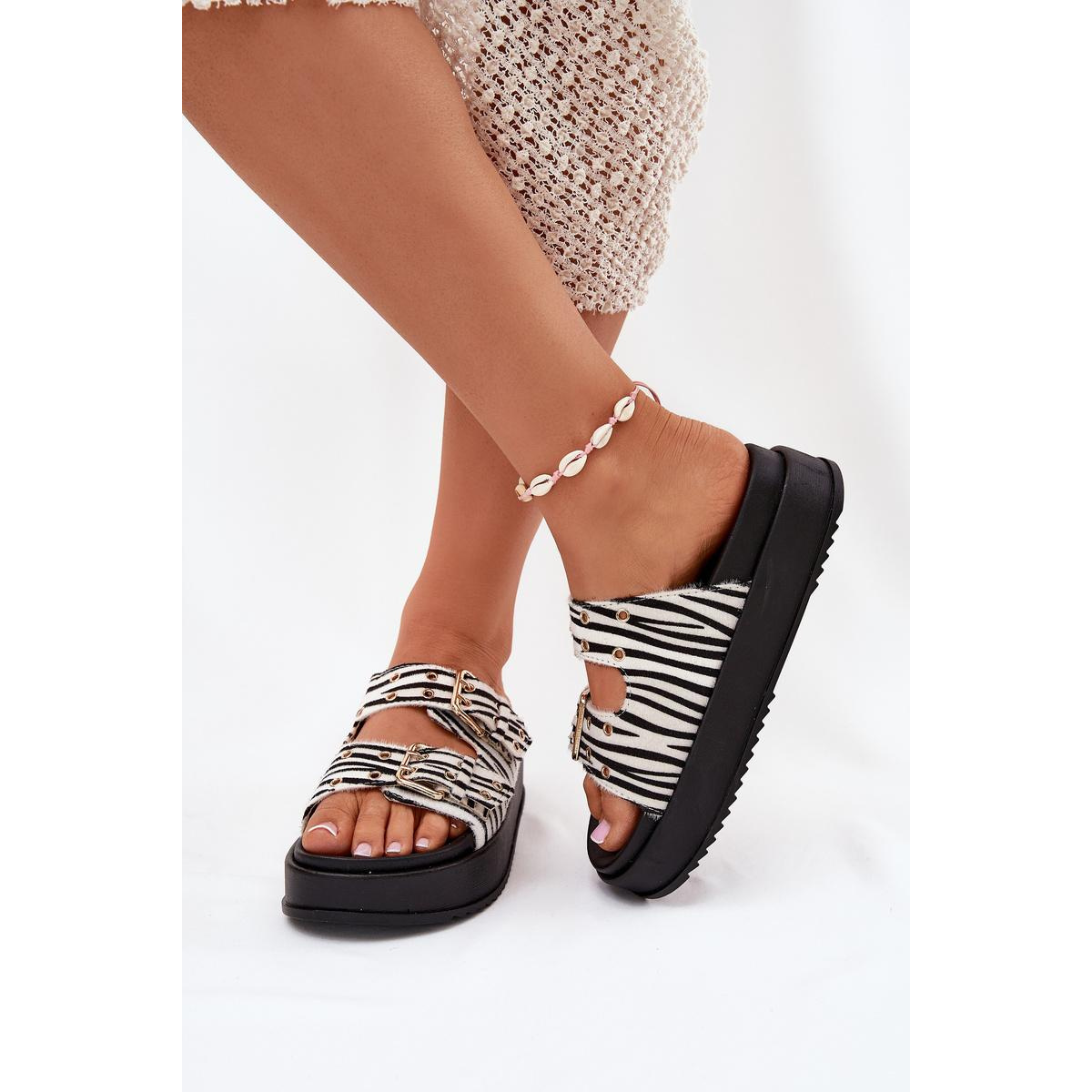 Dámske Sandále So Zlatými Prackami Na Platforme Zebra Virvania - Biela