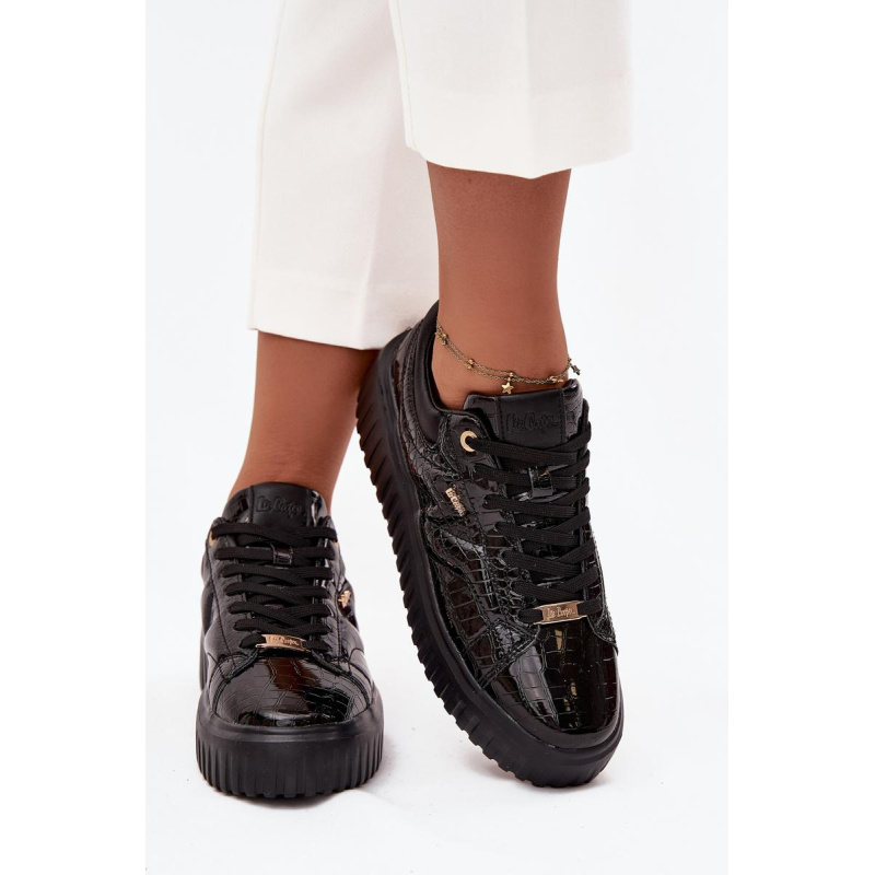 Lakovane dámske sneakers na platforme Lee Cooper LCJ-25-09-3870 Čierne